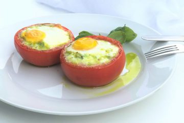 Ei in der Tomate - Nachgekocht aus dem Kochbuch "Paleo Power Every Day". Paleo Rezept mit Ei und Tomate