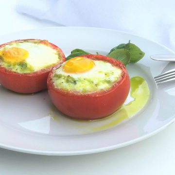 Ei in der Tomate - Nachgekocht aus dem Kochbuch "Paleo Power Every Day". Paleo Rezept mit Ei und Tomate