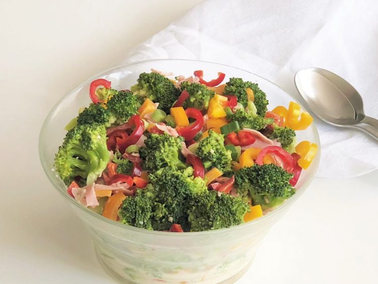 Brokkolisalat-mit-Paprika-und-Schinken