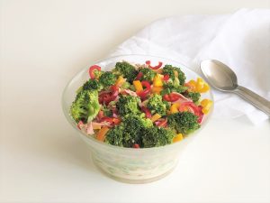 Brokkolisalat mit Paprika und Schinken Paleo