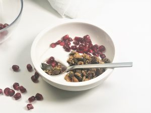 Granola-ohne Getreide-ohne Zucker-paleo-vegan-knuspermüsli-gesund-einfach-schnell-frühstücksrezept-kleingenuss.de-rezept