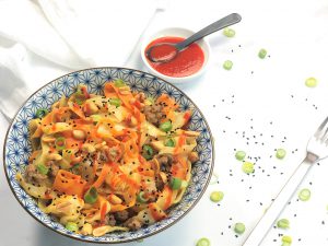 Asiatische-Kohlpfanne-mit-Hackfleisch-Erdnusssosse-Rezept-Kohl-schnell-einfach-Karotten-Weisskohl