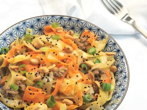 Asiatische-Kohlpfanne-mit-Hackfleisch-Erdnusssosse-Rezept-Kohl-schnell-einfach-Karotten-Weisskohl