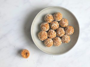 Carrotcake-Energyballs-Karottenkuchen-Bliss-Balls-zuckerfrei-getreidefrei-glutenfrei-paleo-vegan-Rezept-schnell-einfach-gesundkleingenuss