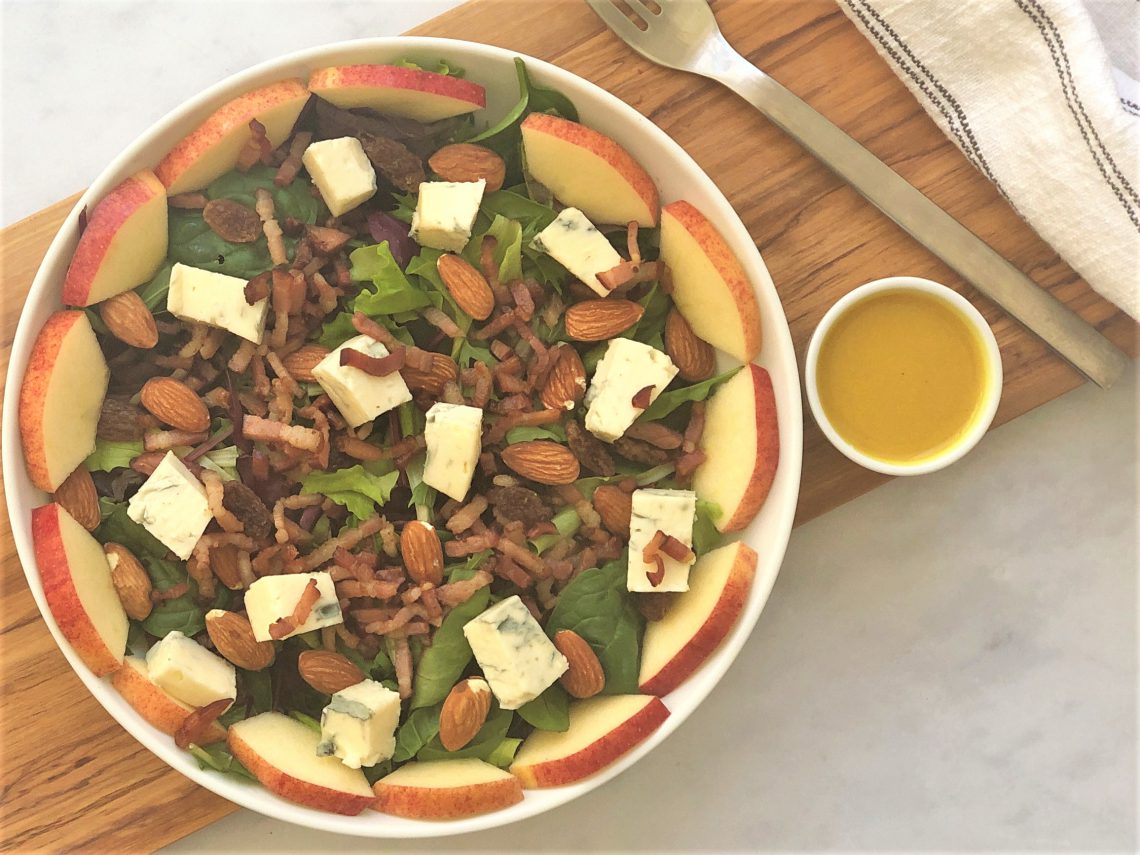 Herzhafter-Salat-mit-Speck-und-Gorgonzola–Mandeln-Rosinen-Apfel ...