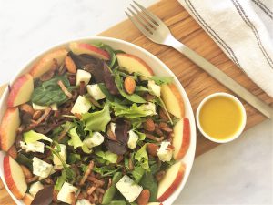 Herzhafter-Salat-mit-Speck-und-Gorgonzola--Mandeln-Rosinen-Apfel-köstlich-herzhaft-lecker-einfach-schnell-kleingenuss-Rezept