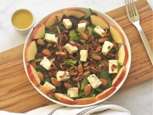 Herzhafter-Salat-mit-Speck-und-Gorgonzola--Mandeln-Rosinen-Apfel-köstlich-herzhaft-lecker-einfach-schnell-kleingenuss-Rezept
