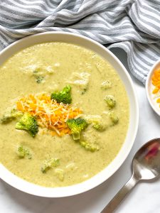 Brokkoli-Käse-Suppe-vegetarisch-keto-lowcarb-gesund-Eintopf-sättigende Suppe-einfach-schnell-Rezept-Kleingenuss.de