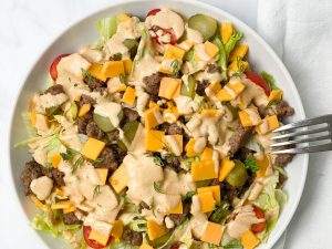Salatbowl-Salat-low carb Salat-keto Salat-sattmacher salat- gesund-schnell-einfach-köstlich- sättigend-ketogene Ernährung-low carb-keto rezept-salat-salat mit Hackfleisch-big mac salat-Salat mit Käse-Burgersalat-Salat mit Tomaten-Rezept-low carb-lowcarb-ohne Getreide-getreidefrei, glutenfrei-diät-abnehmen-diät Rezepte-kohlenhydratarme Rezepte-Hackfleisch-zum mitnehmen-Lunch-cheeseburger salat-köstliches Dressing-Gewürzgurke-Salzgurke-big mac Dressing-Big mac Sauce